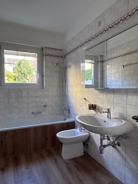 Badezimmer mit Wanne und Waschtisch