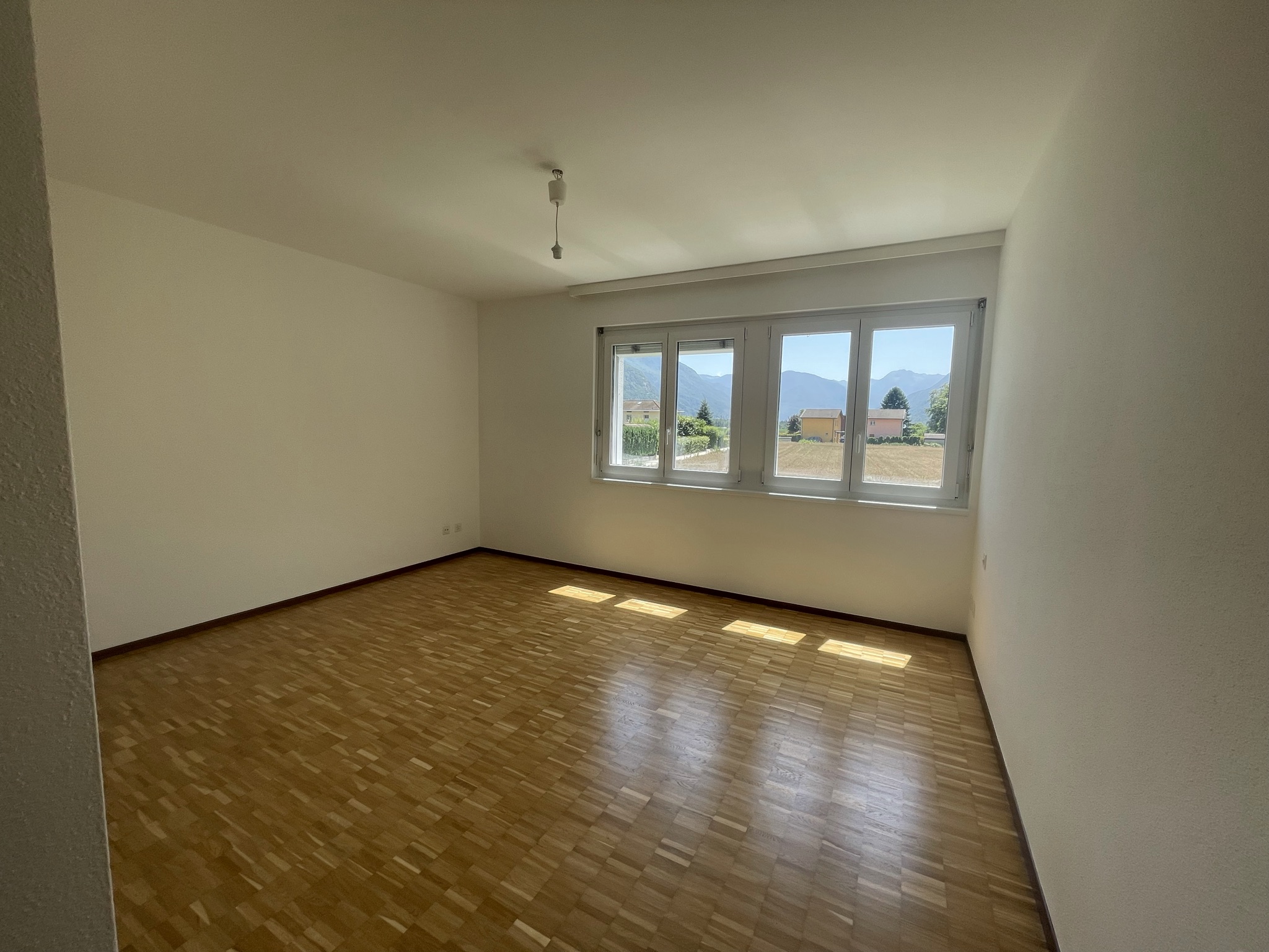 Leeres Schlafzimmer mit Bergblick