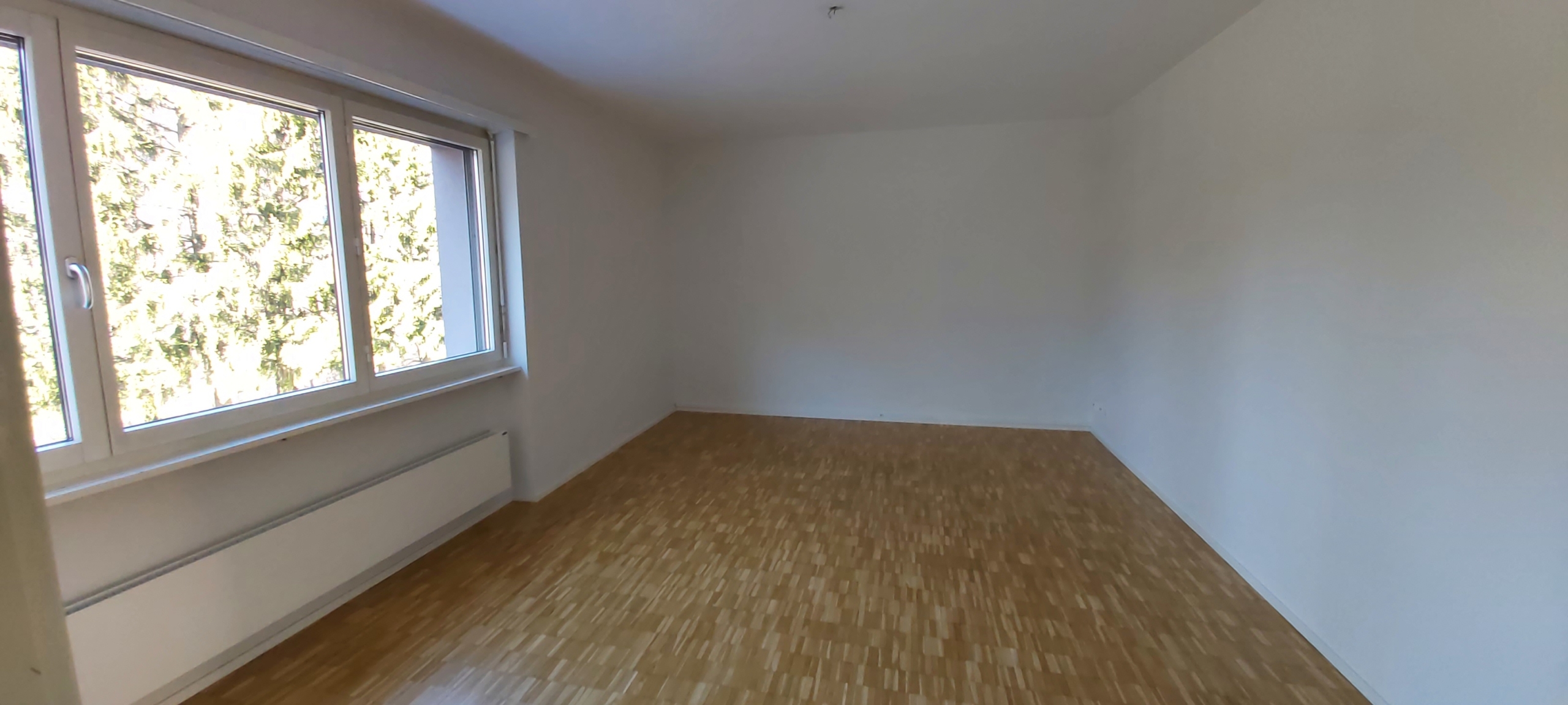 Leeres helles Zimmer mit großem Fenster