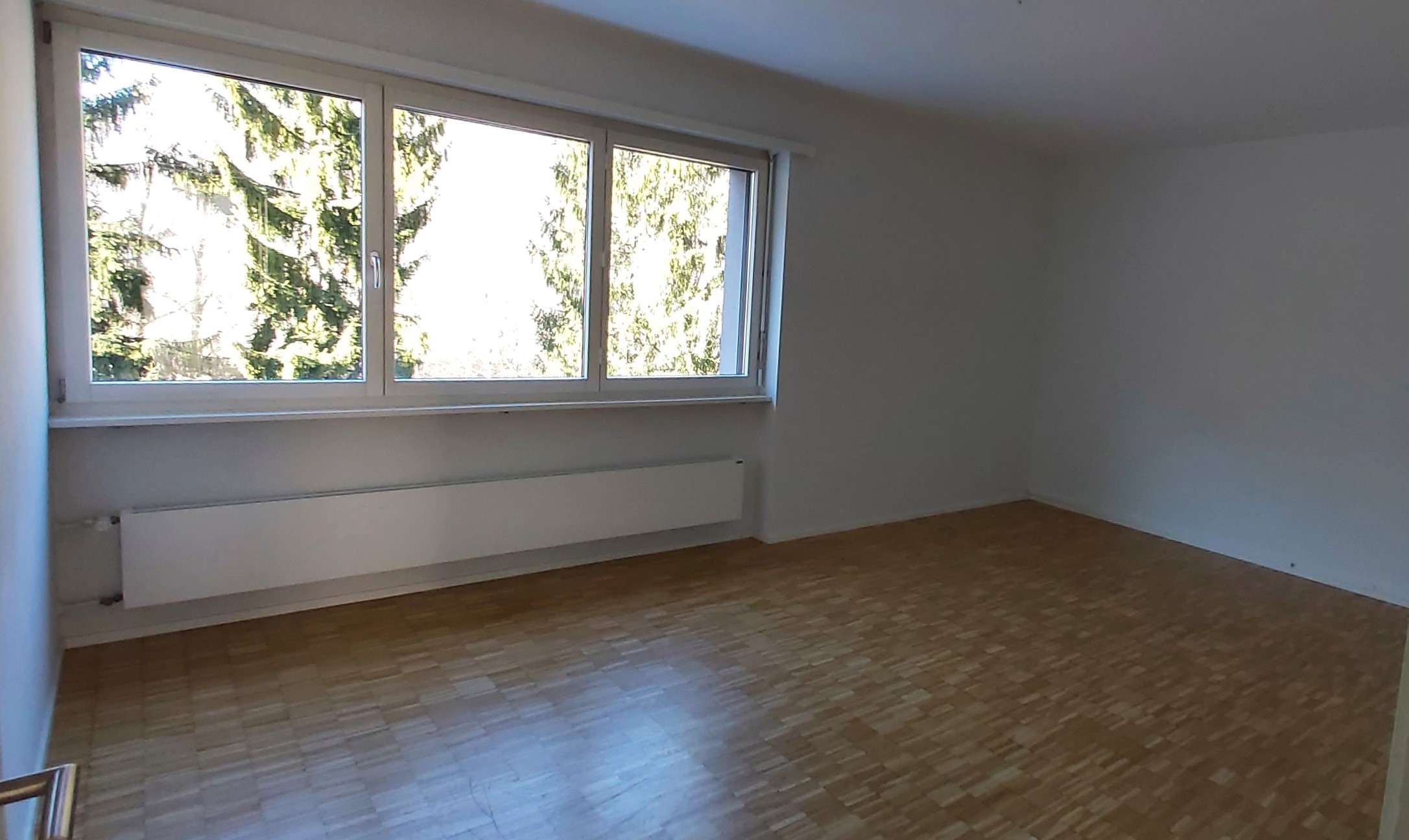 Leerer heller Raum mit großem Fenster