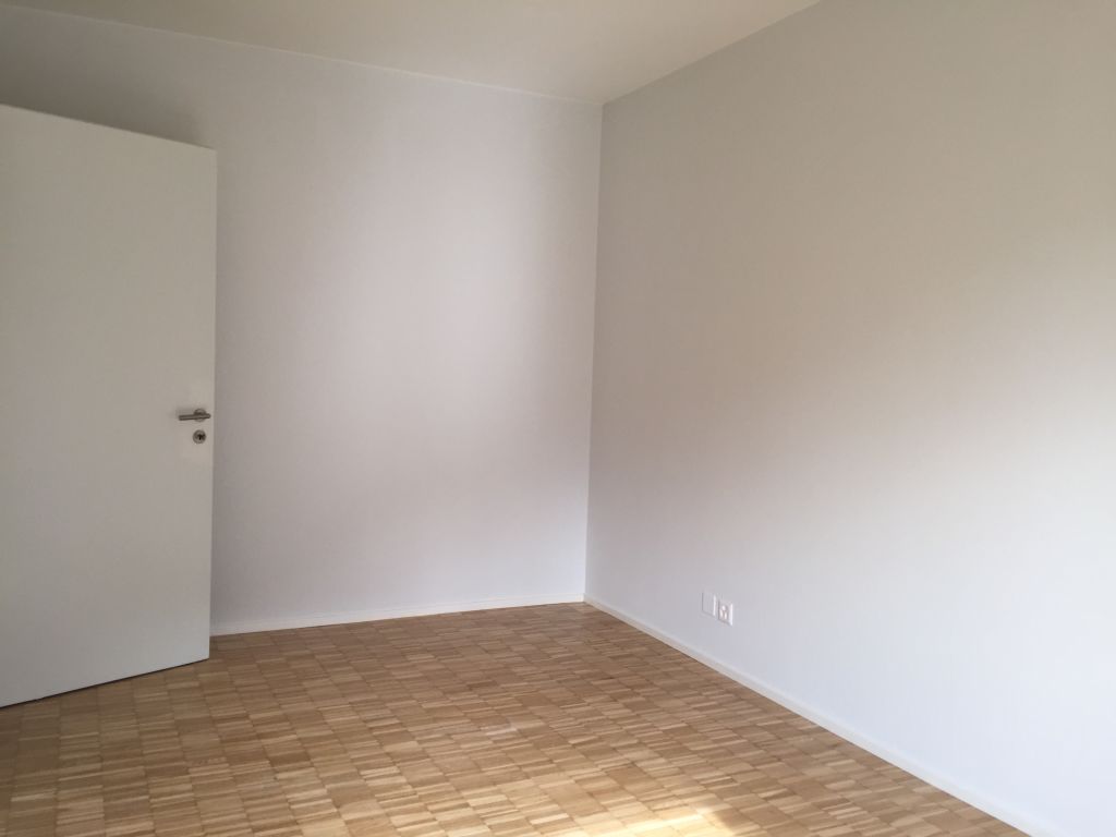 Leerer heller Raum mit Holzboden