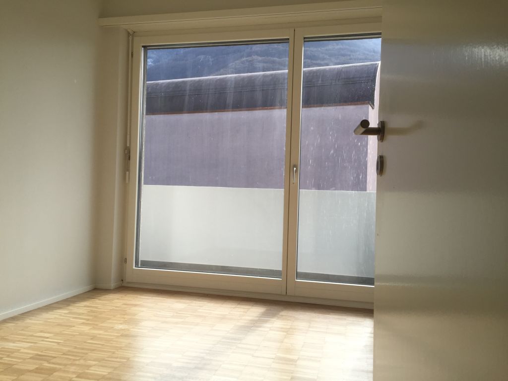 Leeres Zimmer mit großem Fenster