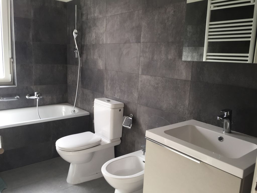 Modernes Badezimmer mit dunkler Wandverkleidung