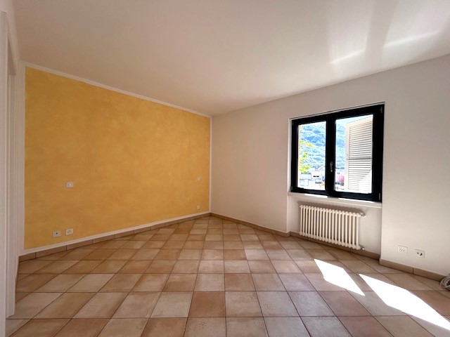 Leerer Raum mit Fliesenboden und Fenster