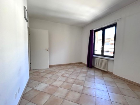 Leeres Zimmer mit Fliesenboden und Fenster