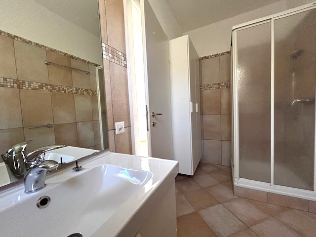 Badezimmer mit Dusche und Waschbecken