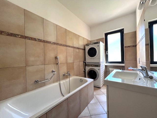 Badezimmer mit Badewanne und Waschtisch