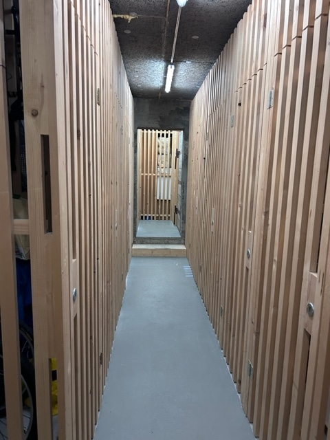 Schmaler Keller- oder Technikflur mit Holzverkleidung