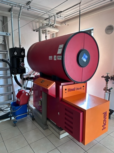 Heizraum mit großem Pufferspeicher und Heiztechnik