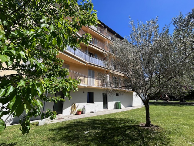 Mehrfamilienhaus mit Balkonen und Garten