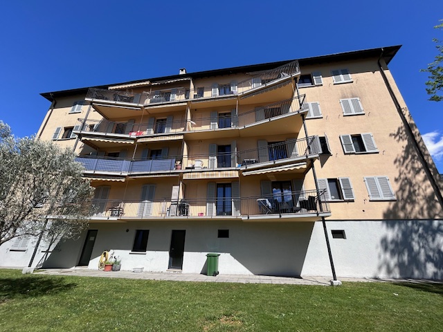 Mehrfamilienhaus mit Balkonen