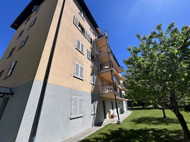 Mehrfamilienhaus mit Balkonen und Garten