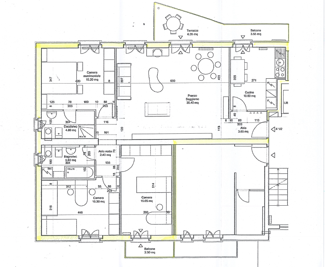 Grundriss einer Wohnung mit Terrasse und Balkonen