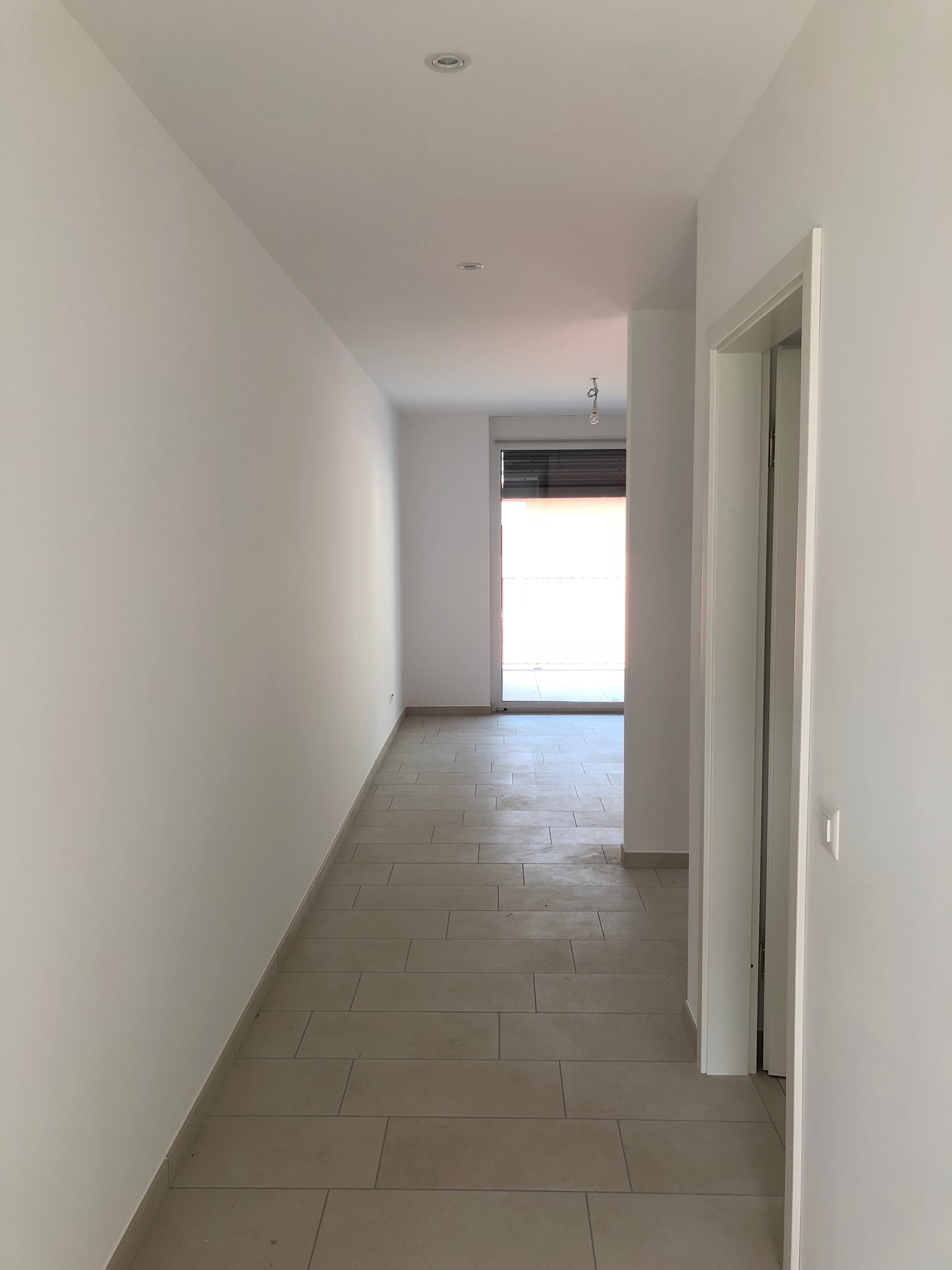 Heller Flur mit Fliesenboden
