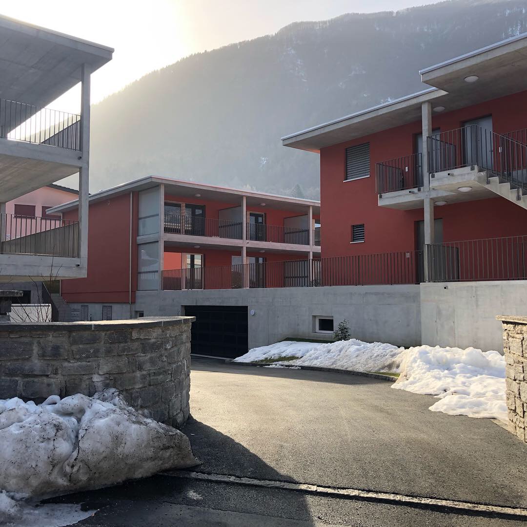 Moderne Wohnanlage in den Bergen
