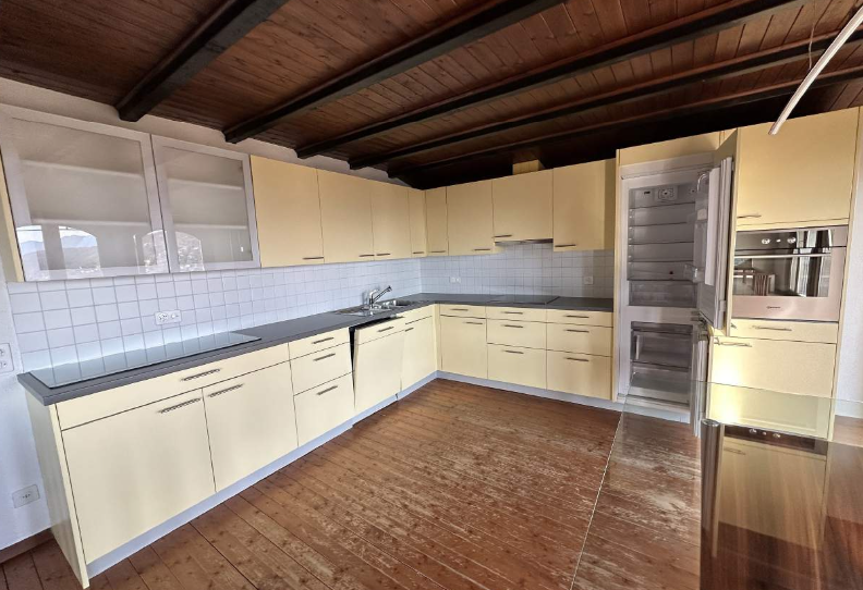 Küche mit Holzdecke und gelben Fronten