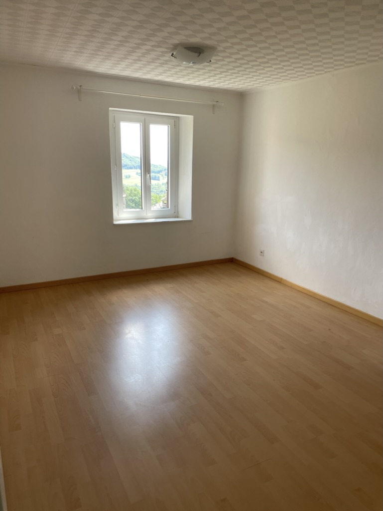 Leerer heller Raum mit Fenster