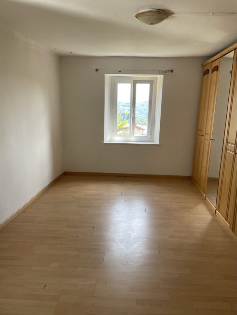 Leeres Schlafzimmer mit Fenster und Kleiderschrank