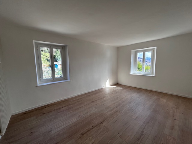 Leerer heller Raum mit zwei Fenstern