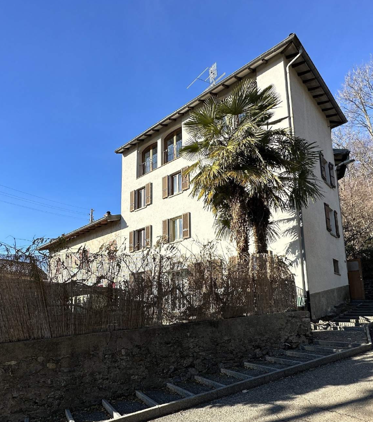 Wohnhaus mit Palmen im Außenbereich