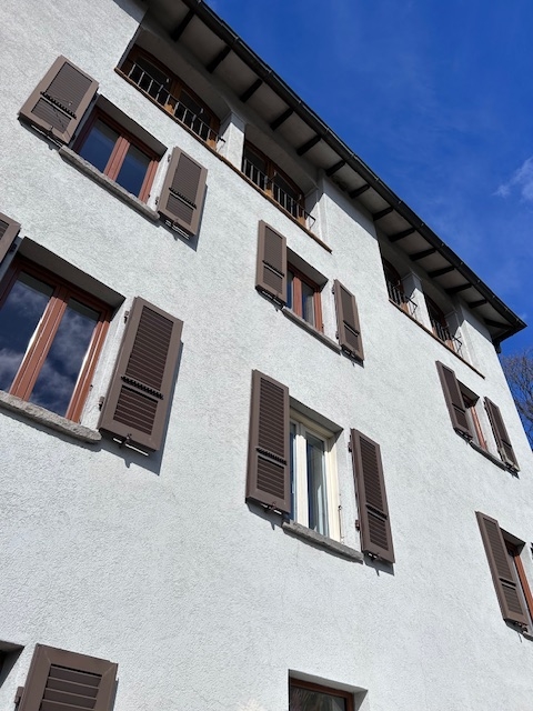 Mehrgeschossige Fassade mit Fensterläden