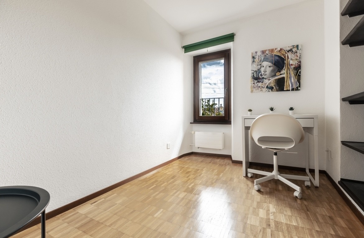 Helles Arbeitszimmer mit Einzelmöblierung
