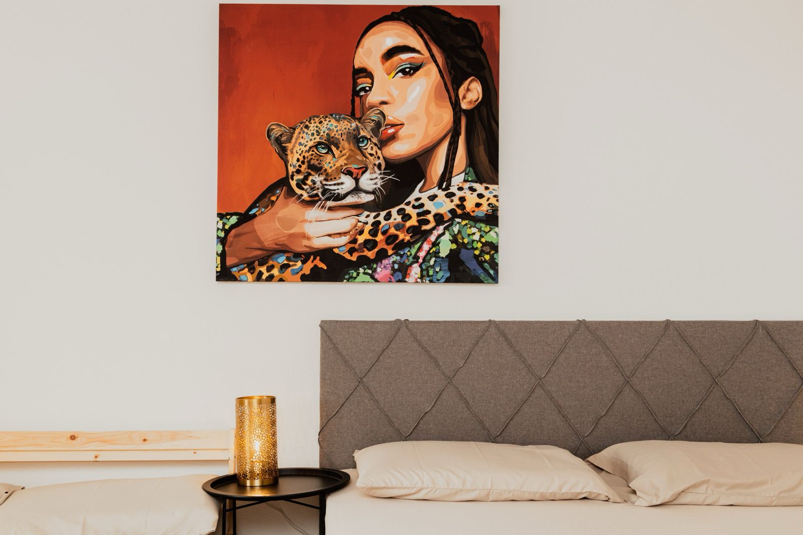 Modernes Schlafzimmer mit Bett und Wandbild