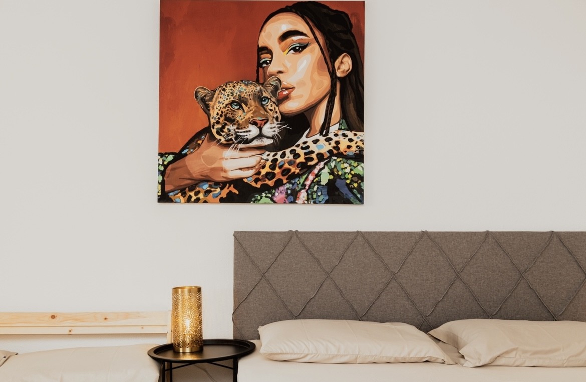 Schlafzimmer mit dekorativem Wandbild