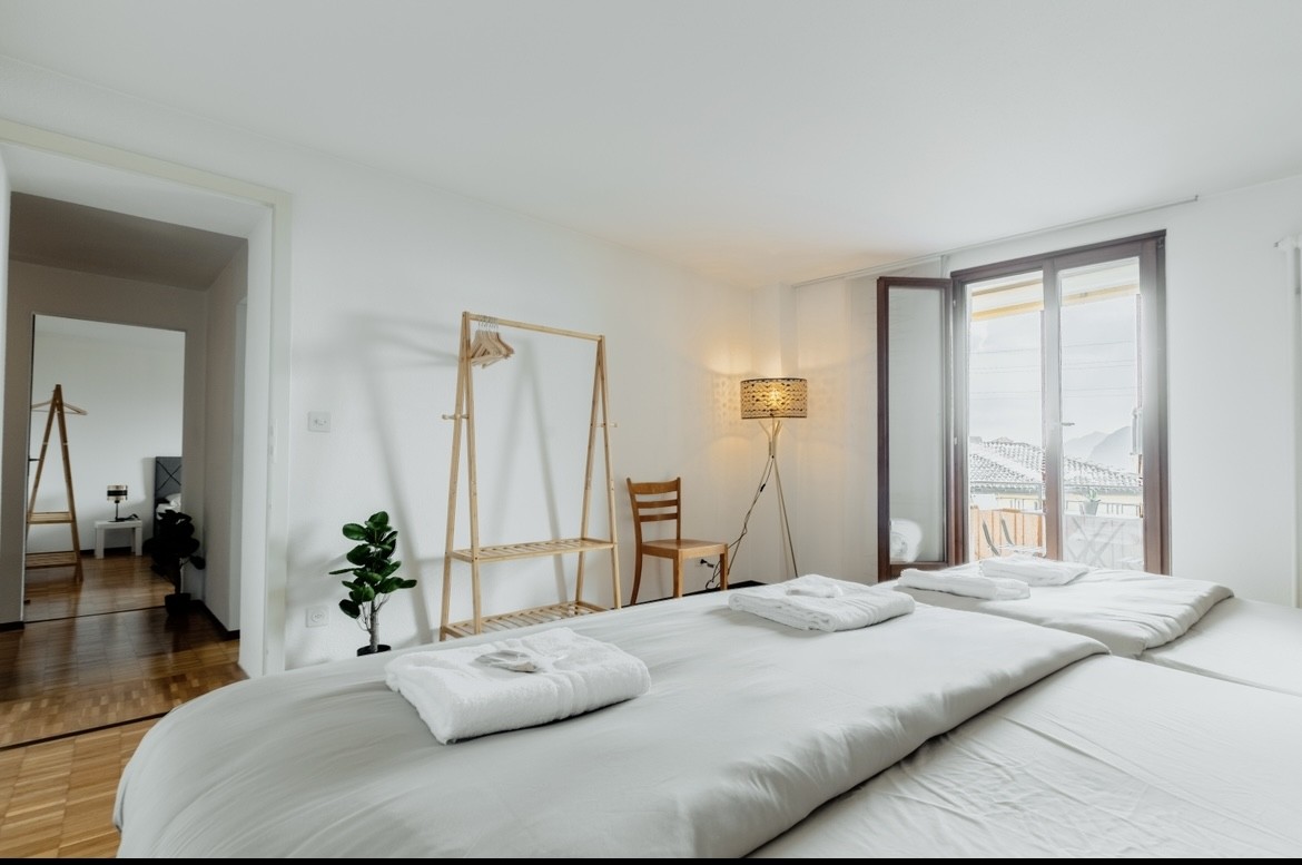 Helles Schlafzimmer mit Balkonzugang