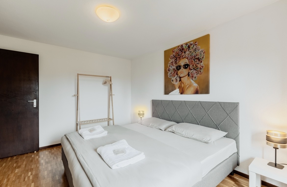 Helles Schlafzimmer mit Doppelbett