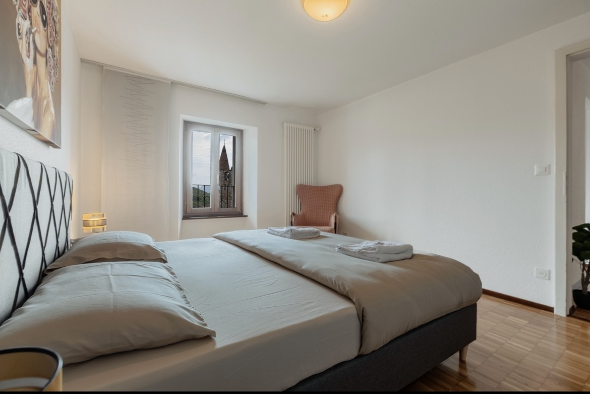 Helles Schlafzimmer mit Doppelbett