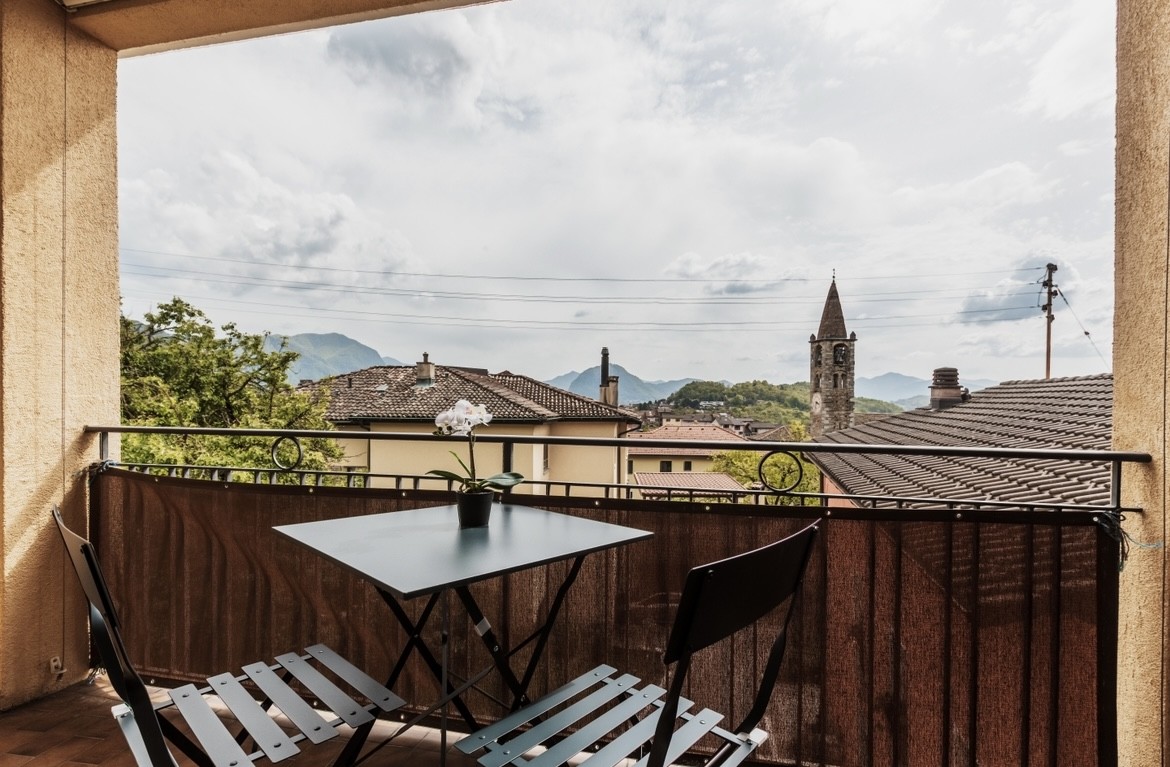 Balkon mit Berg- und Ortsblick