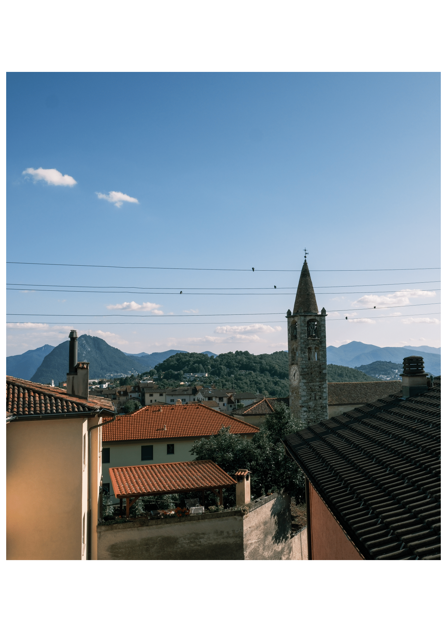 Dorf- und Bergblick über Dächer