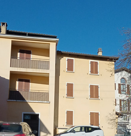 Mehrfamilienhaus mit Balkonen und geschlossenen Fensterläden