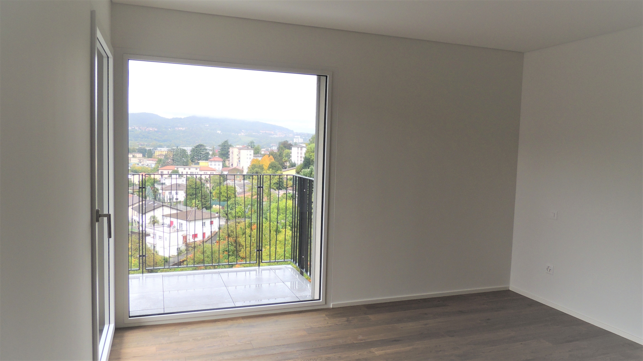 Leeres modernes Zimmer mit Balkonblick