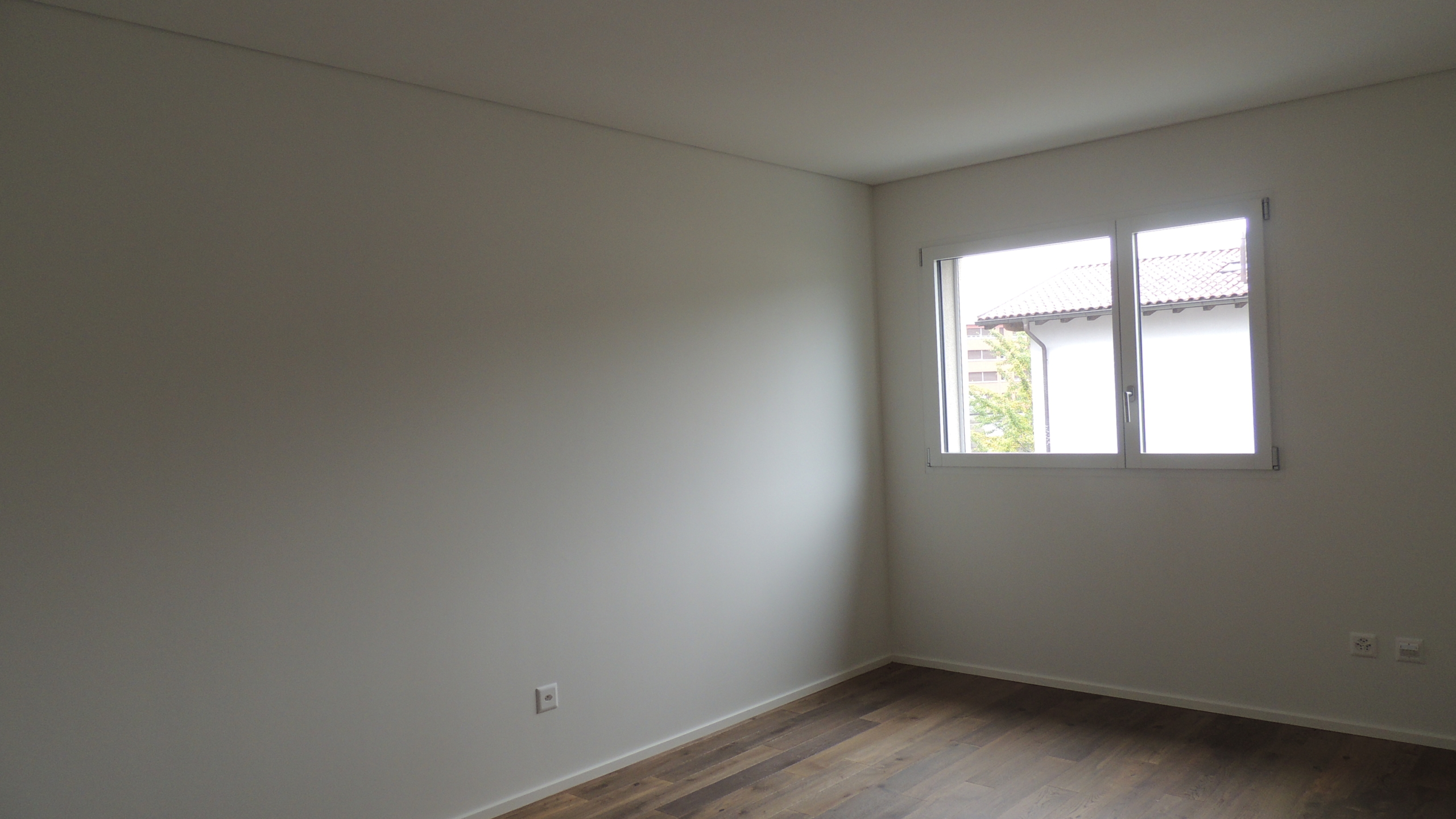 Leerer, heller Raum mit Fenster