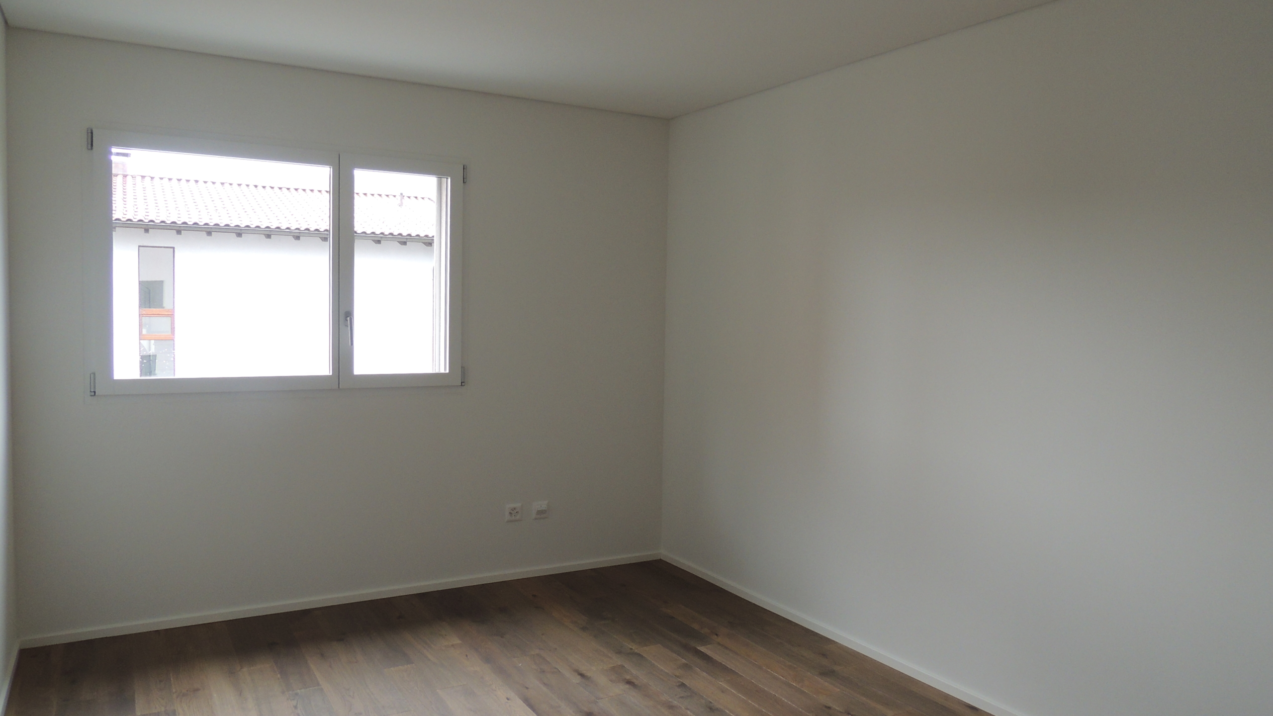 Leerer heller Raum mit Fenster