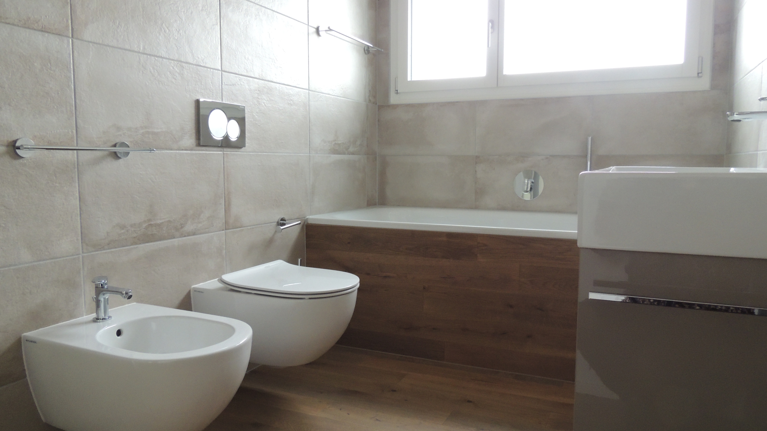 Modernes Badezimmer mit Badewanne und wandhängendem WC