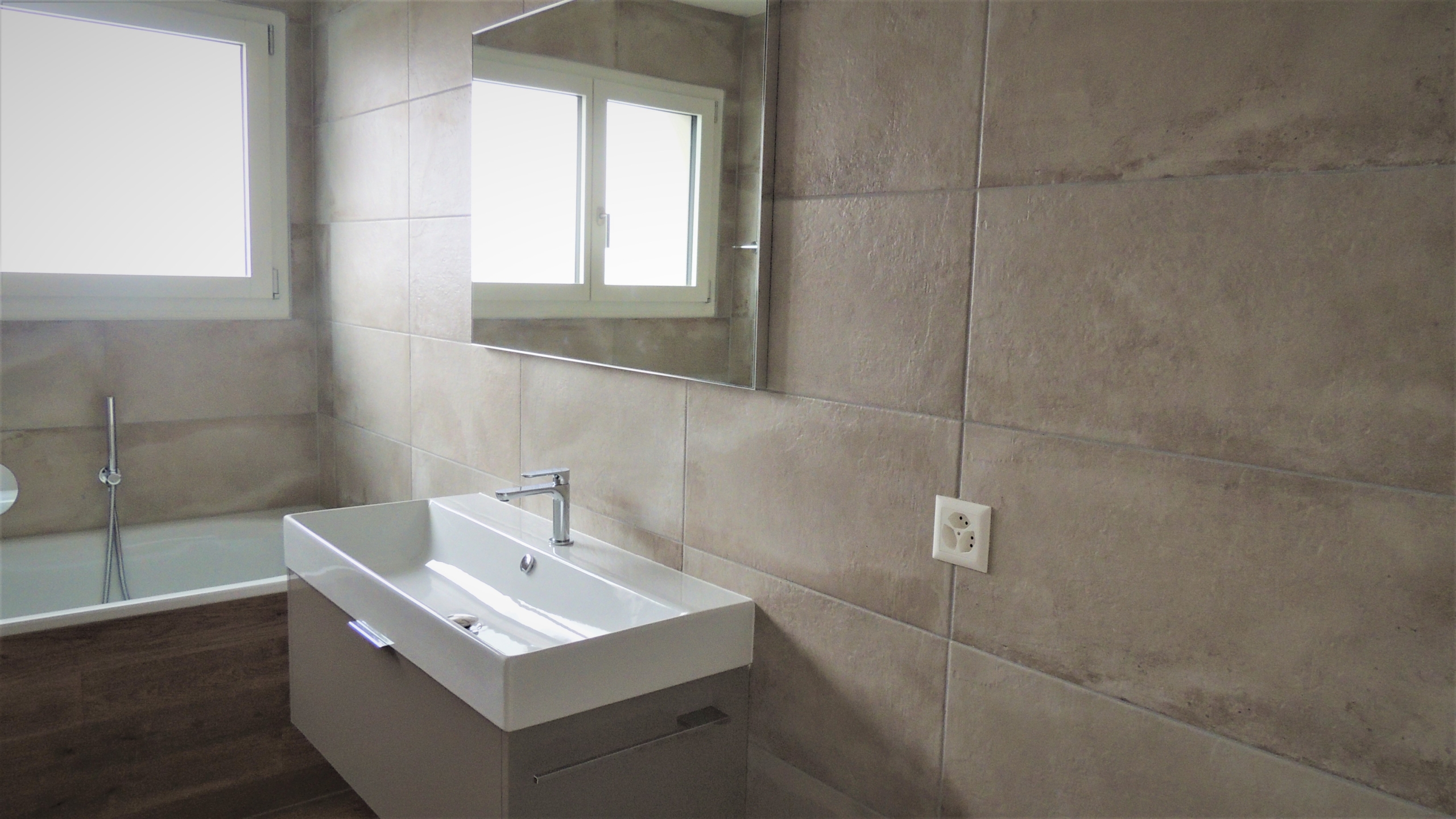 Modernes Badezimmer mit Badewanne und Waschtisch