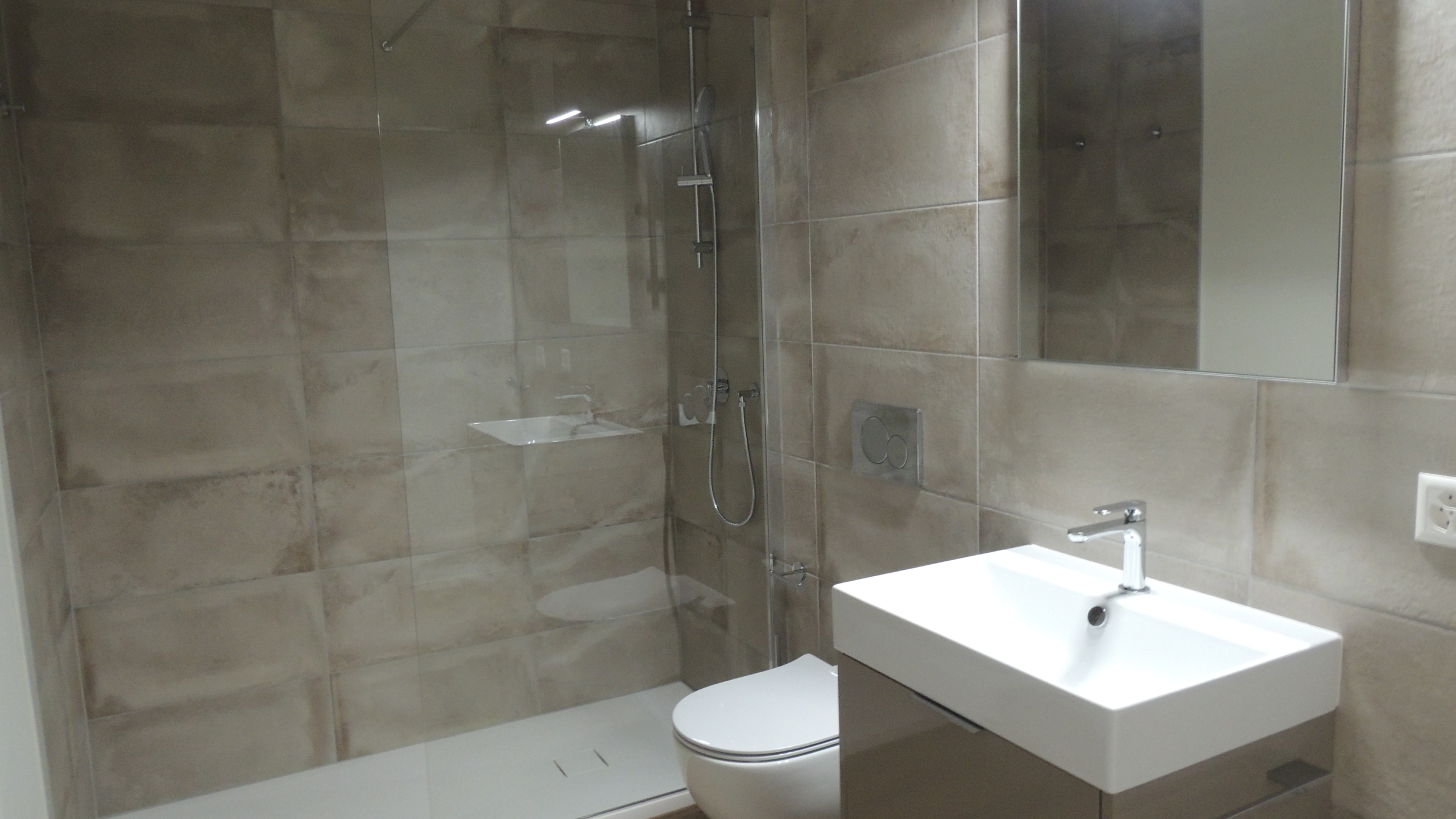 Modernes Badezimmer mit begehbarer Dusche