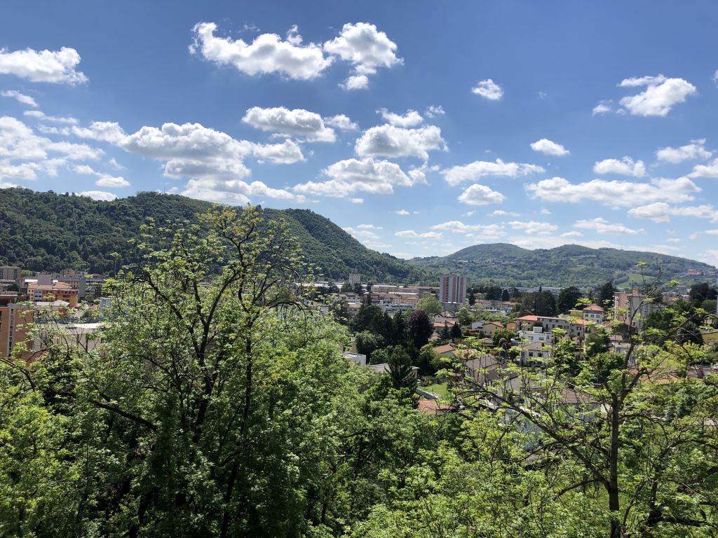 Stadt- und Hügellandschaft bei Sonnenschein
