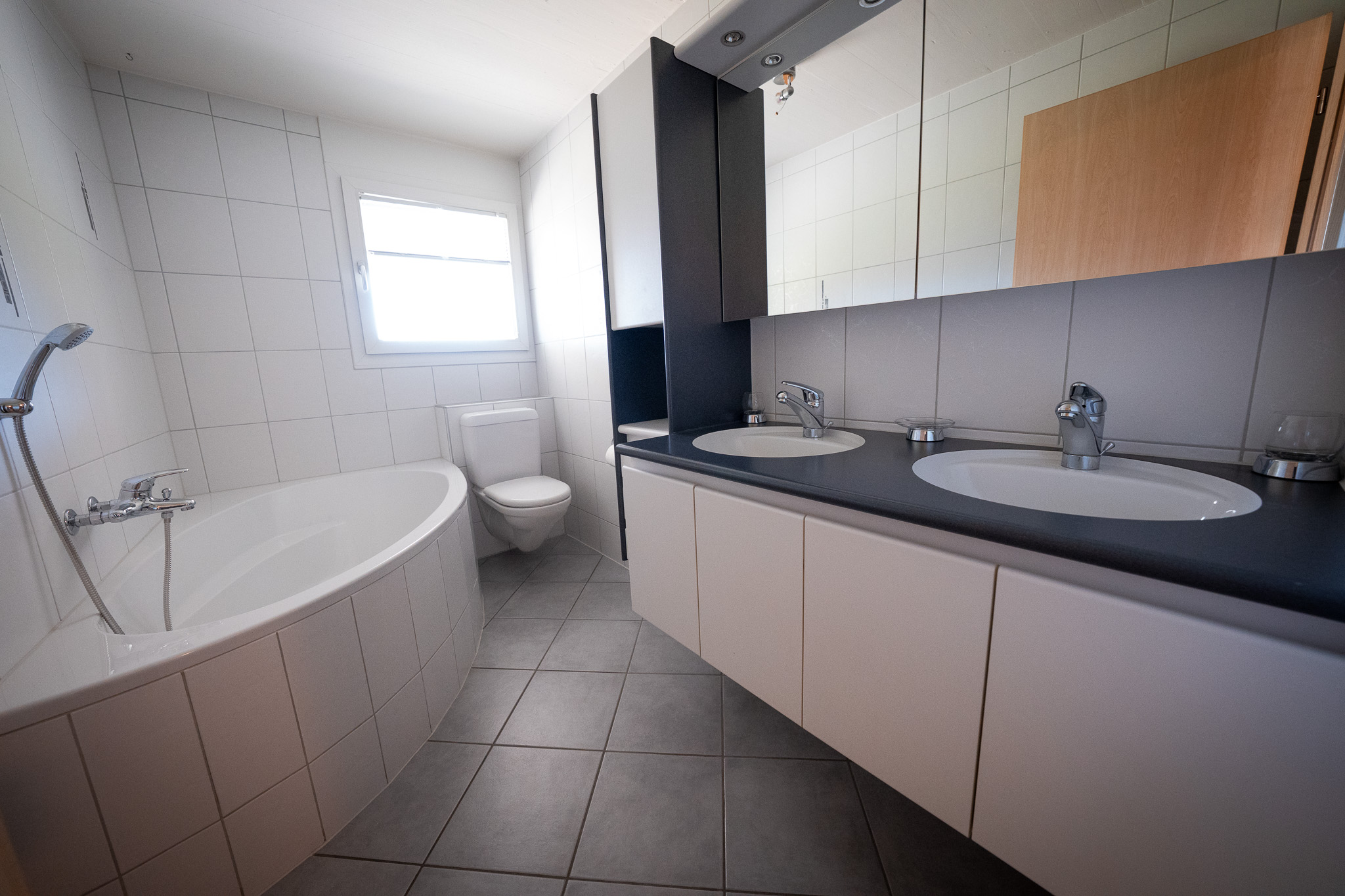 Modernes Badezimmer mit Badewanne und Doppelwaschtisch
