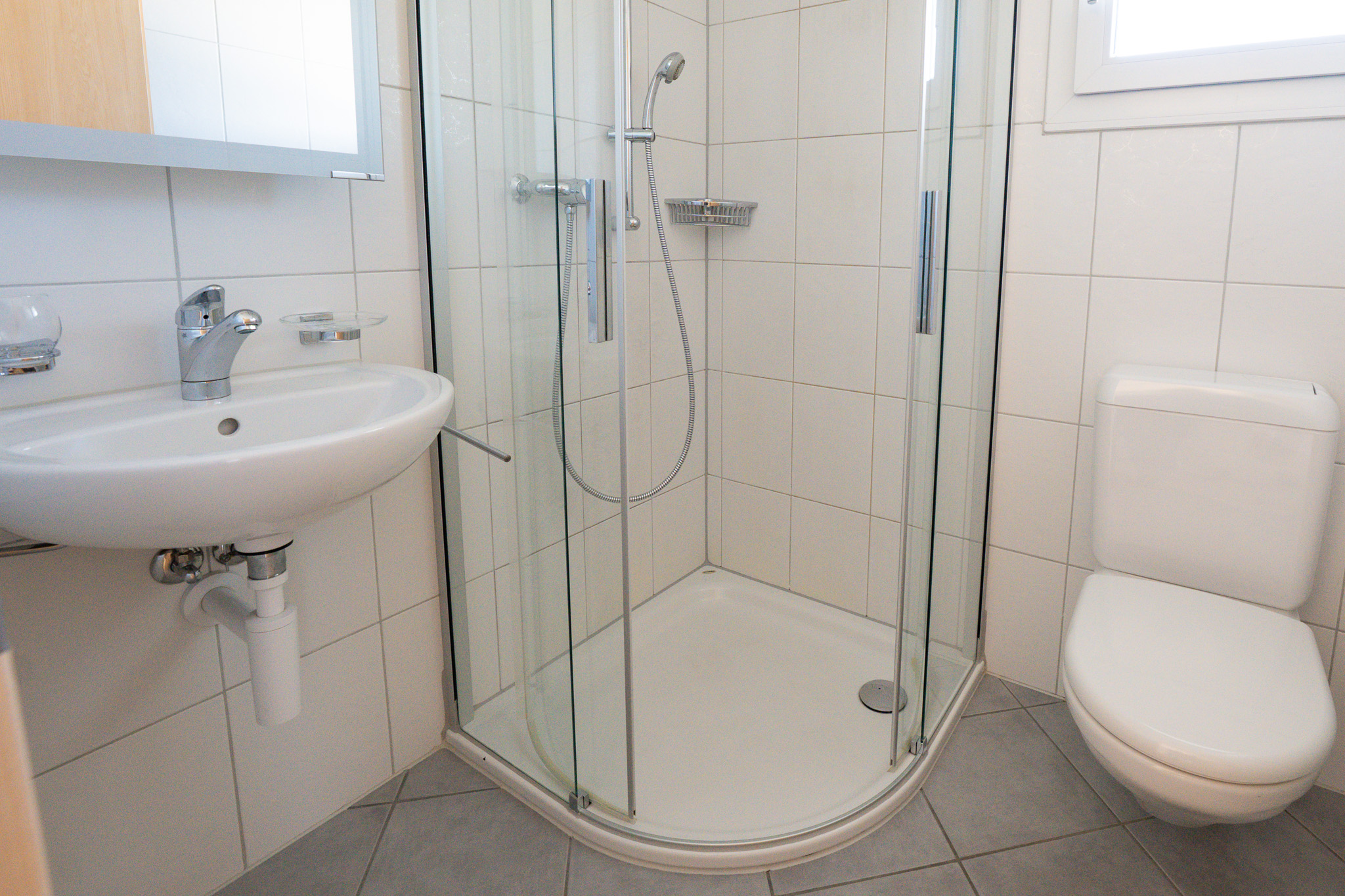 Modernes Badezimmer mit Dusche und WC