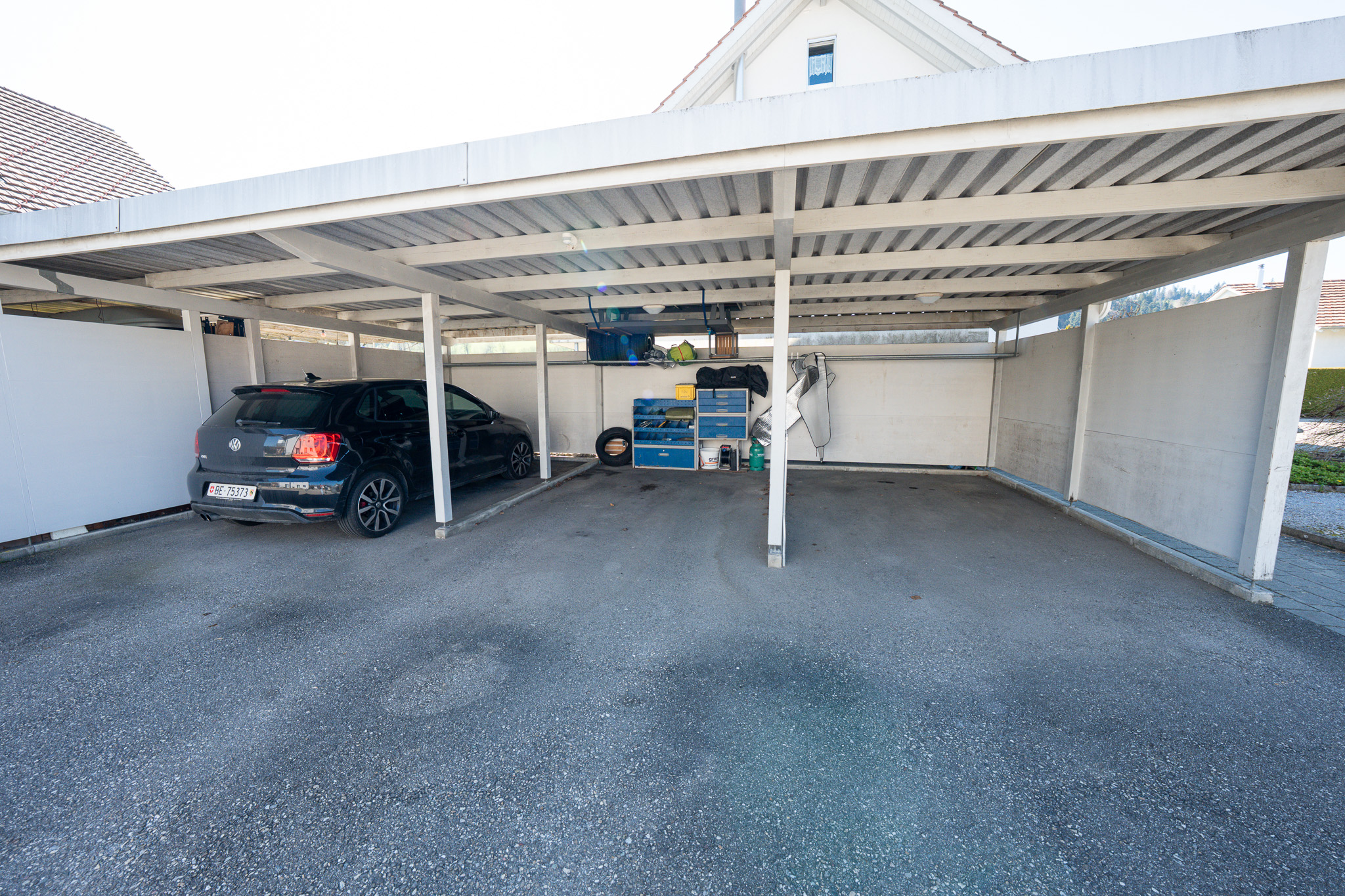 Überdachter Stellplatz mit geparktem Auto