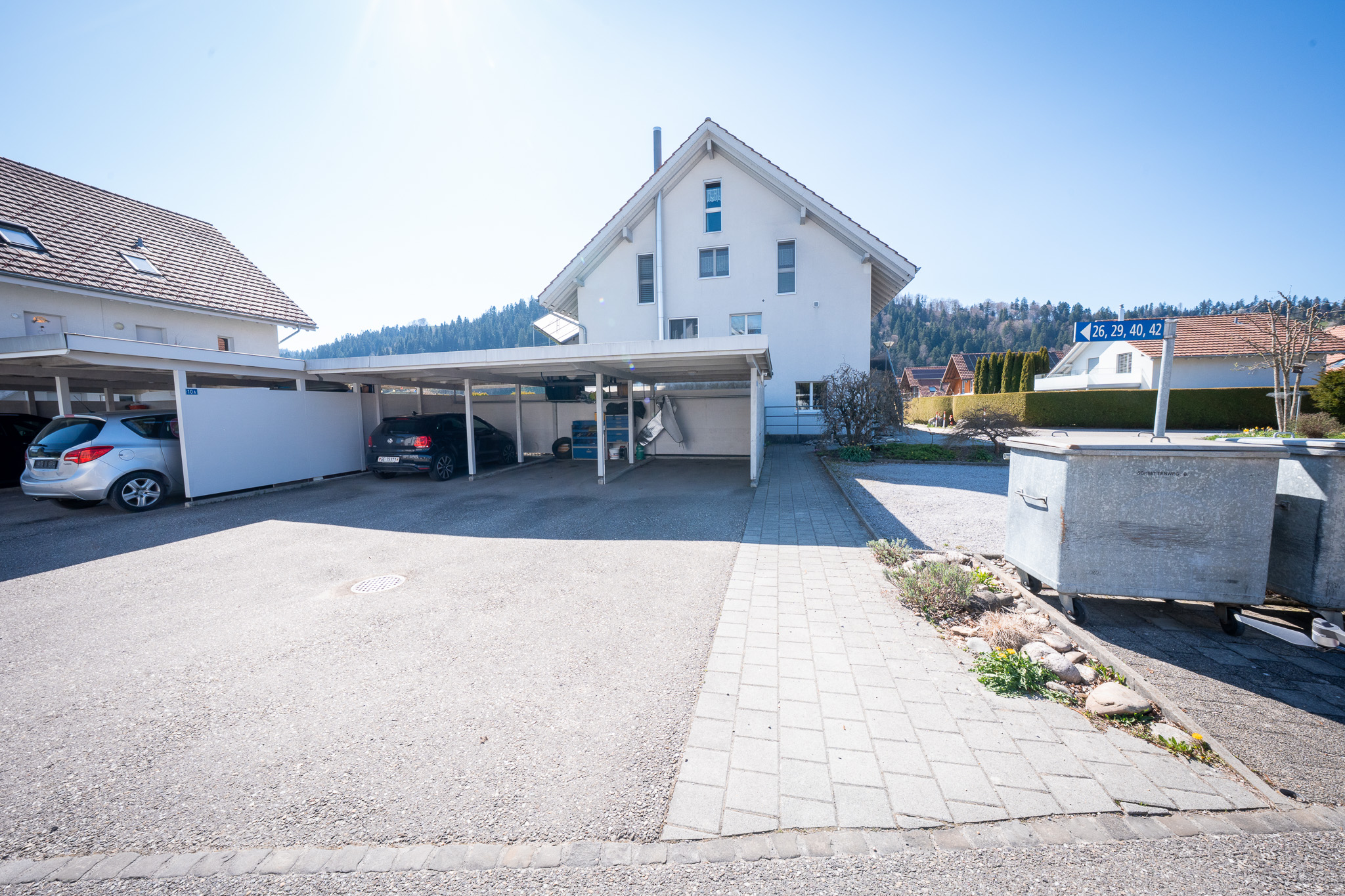Außenansicht eines Wohnhauses mit Doppelcarport