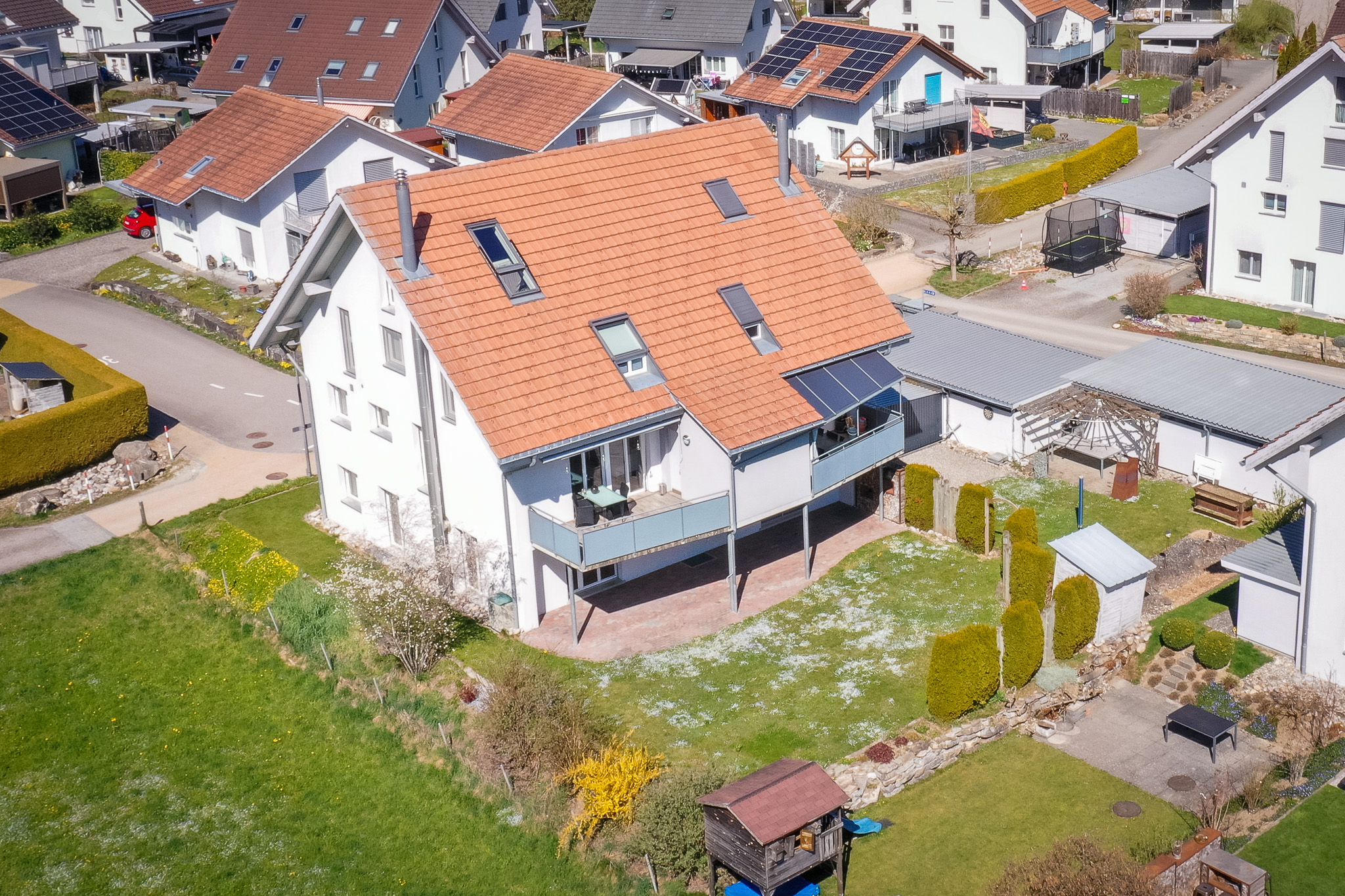 Luftaufnahme eines Einfamilienhauses mit Garten