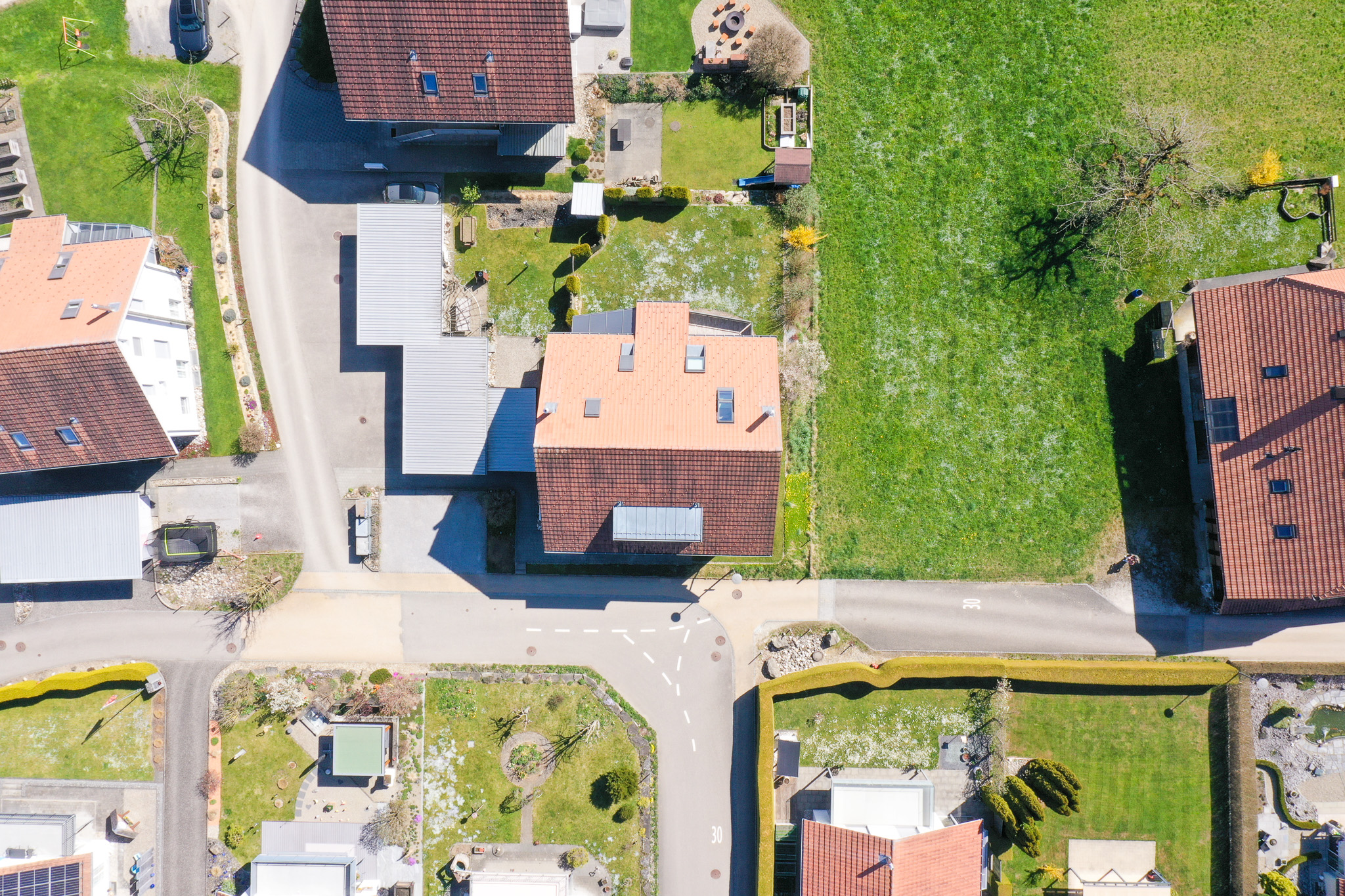 Luftaufnahme eines Wohnhauses mit Garten