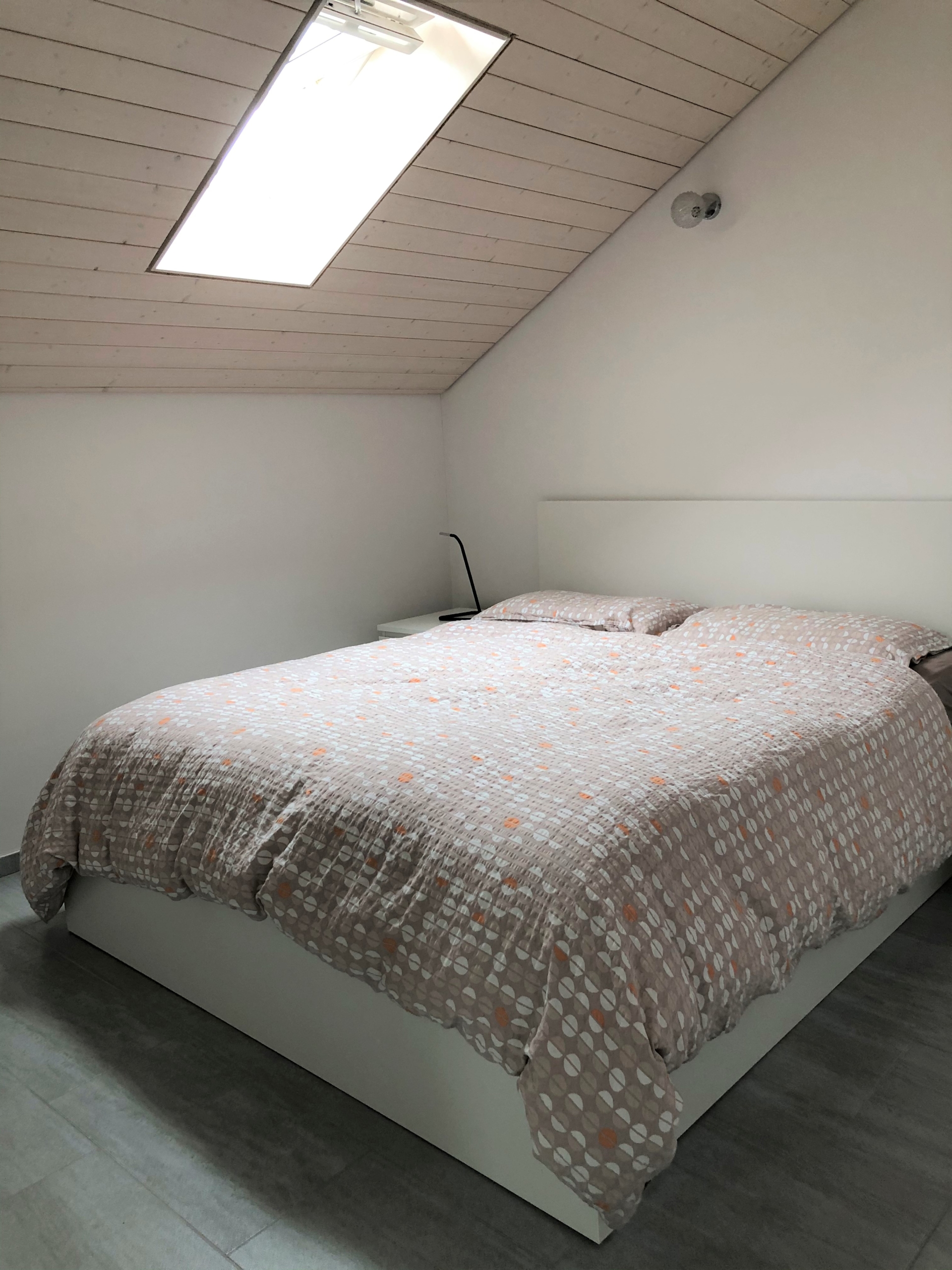 Helles Schlafzimmer mit Dachfenster