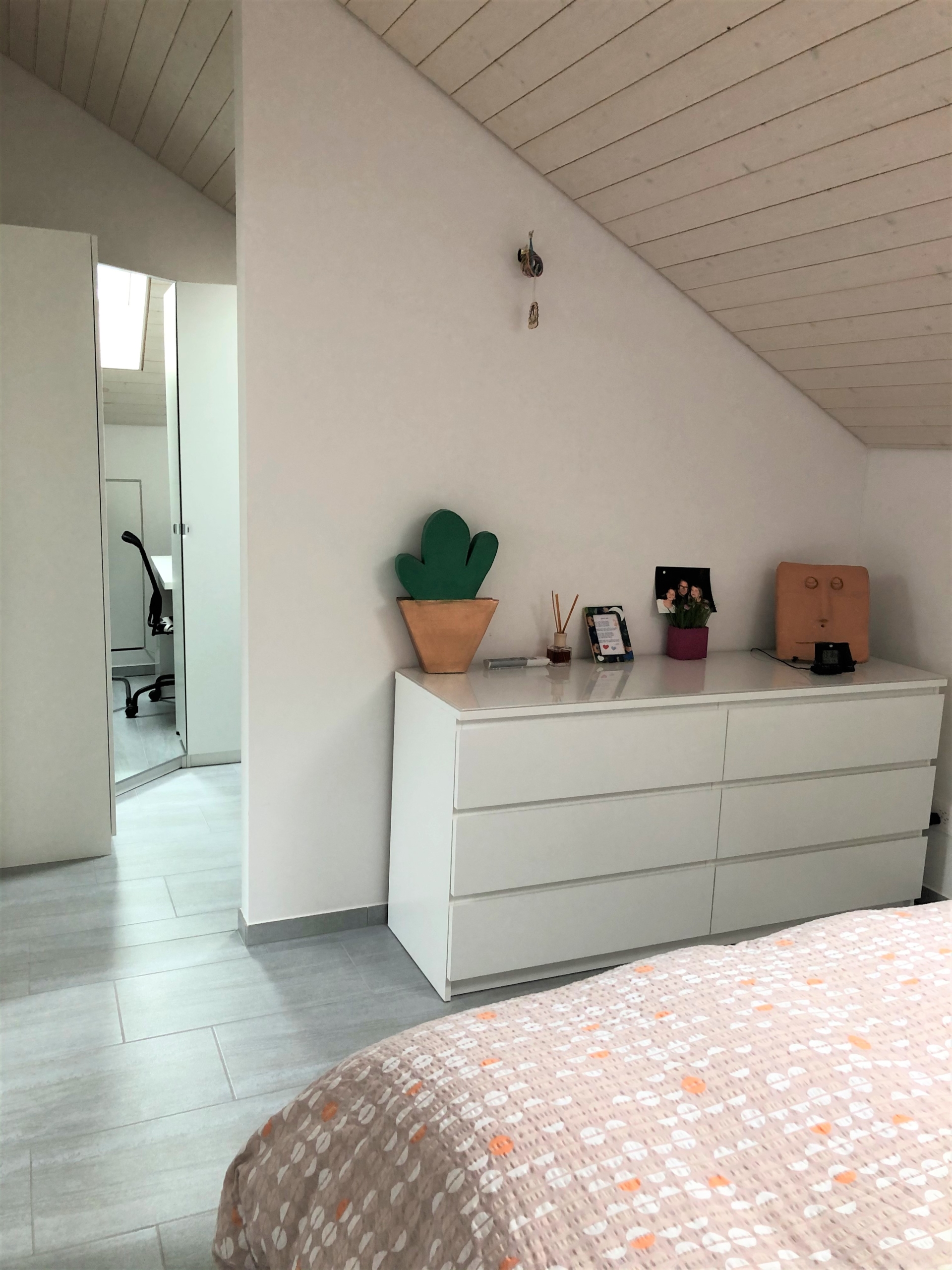 Helles Schlafzimmer im Dachgeschoss