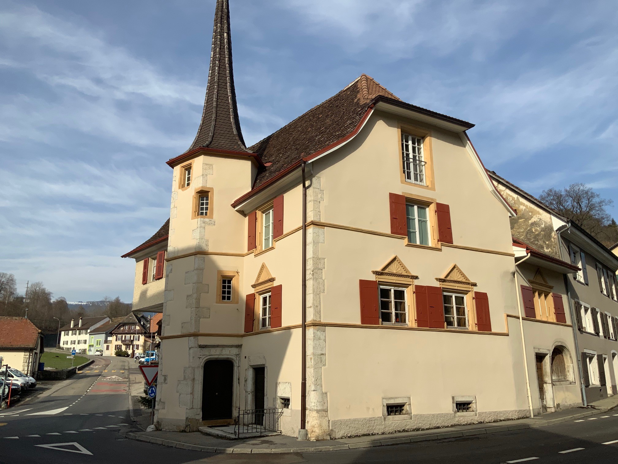Historisches Eckhaus mit Turm und Schieferdach